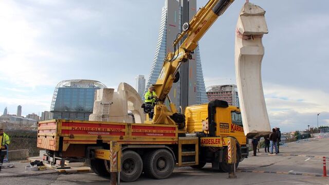 'Toprak Ana'yı vinçle kaldırdı