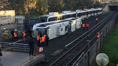 İzmir'de metro vagonu devrildi!