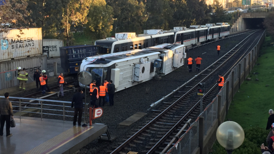 İzmir'de metro vagonu devrildi!