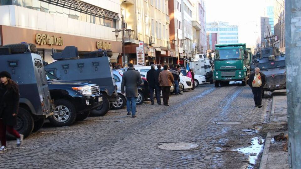 Sur'da hendekler böyle kapatılıyor