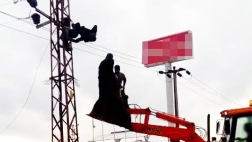 Akıma kapıldı direkte asılı kaldı!