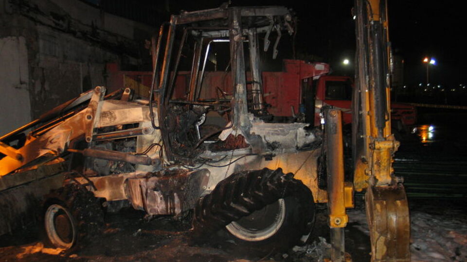 Fatih'te iş makinesi yandı