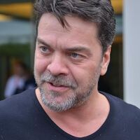 Ünlü sunucuya büyük şok!