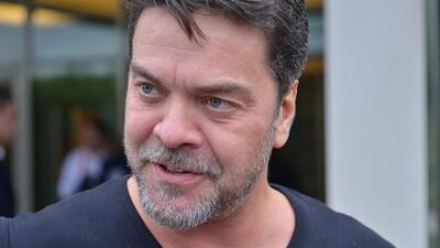 Ünlü sunucuya büyük şok!