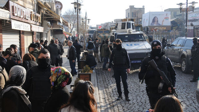 Sur'da 2 saatlik ara verildi, çatışma yüzünden cenazeler alınamadı