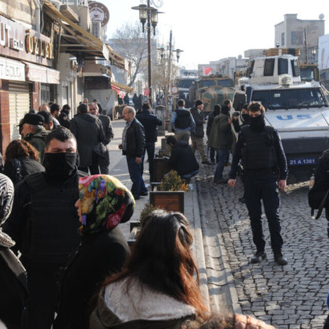 Sur'da 2 saatlik ara verildi, çatışma yüzünden cenazeler alınamadı