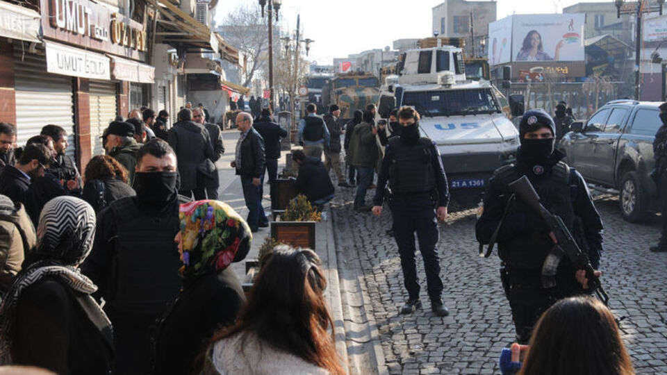 Sur'da 2 saatlik ara verildi, çatışma yüzünden cenazeler alınamadı