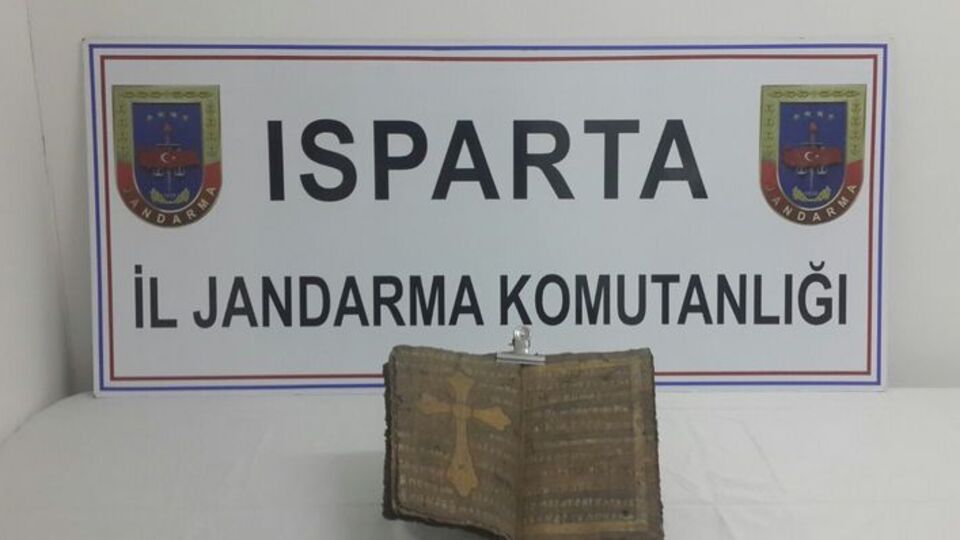 800 yıllık İncil'i satmak isterken yakalandılar