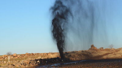 Tarladan petrol fışkırdı