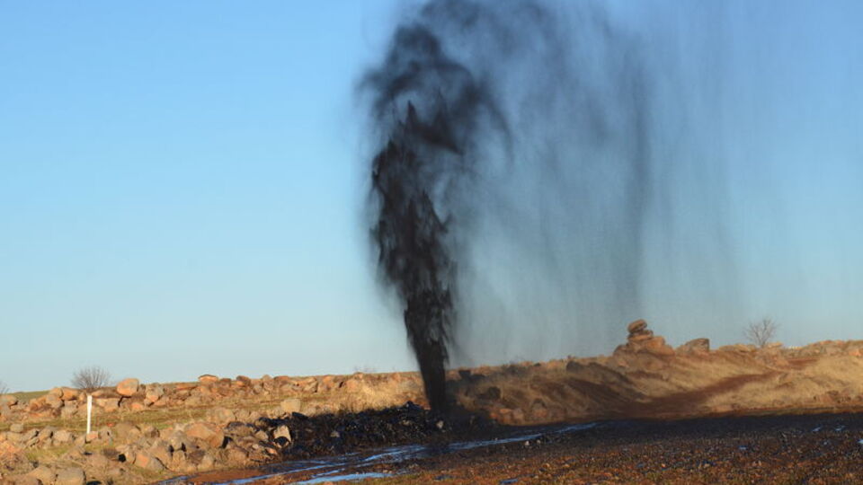 Tarladan petrol fışkırdı