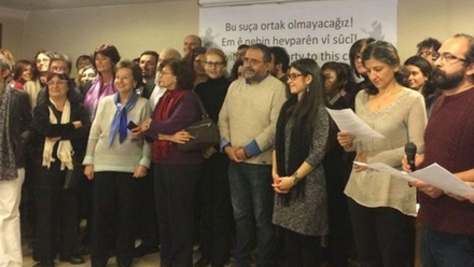 Bildiriyi imzalayan 2 akademisyen serbest