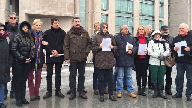Adalet Sarayı önünde 'akademisyenlere destek' açıklaması