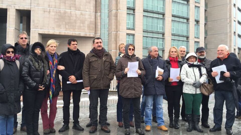 Adalet Sarayı önünde 'akademisyenlere destek' açıklaması