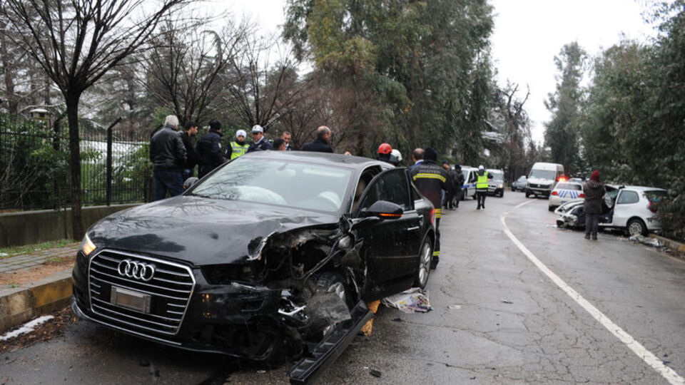 Oktay Vural'ın makam şoförü kaza yaptı
