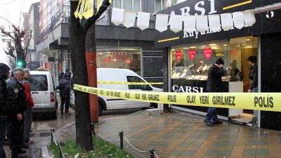 Karlı havada terlikle kuyumcu soydu