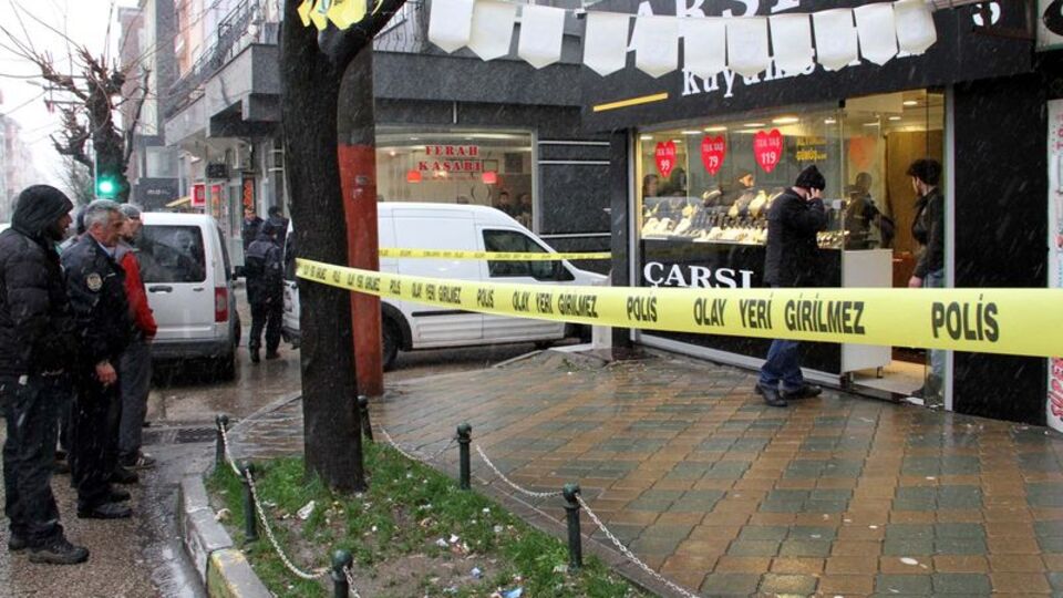 Karlı havada terlikle kuyumcu soydu