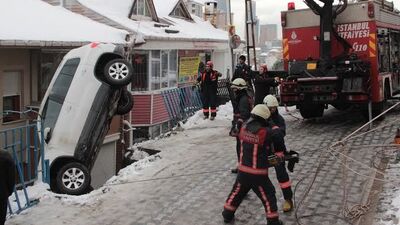 Apartmanda yaşayanlar bir anda kendilerini dışarıya attı