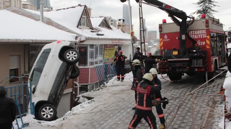 Apartmanda yaşayanlar bir anda kendilerini dışarıya attı