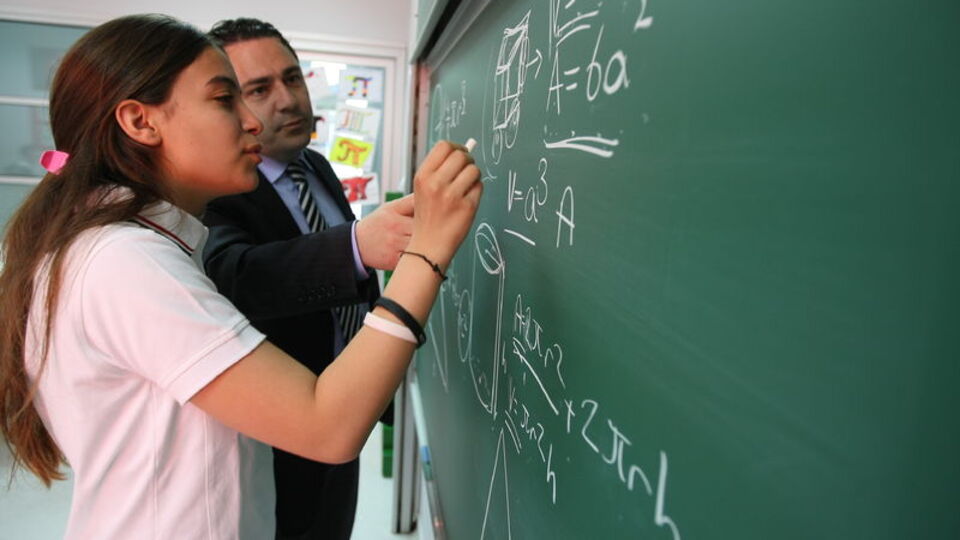 Ünlü liselerden kaçış!