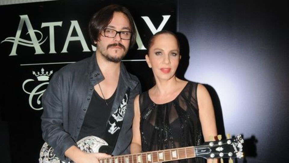 Sertab Erener anne oluyor