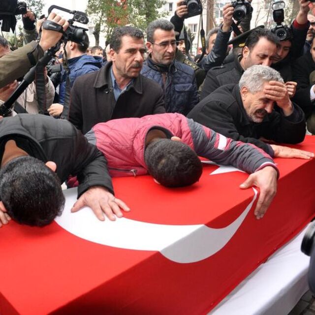 "Burada yatan şehit Kürt oğlu Kürttür"