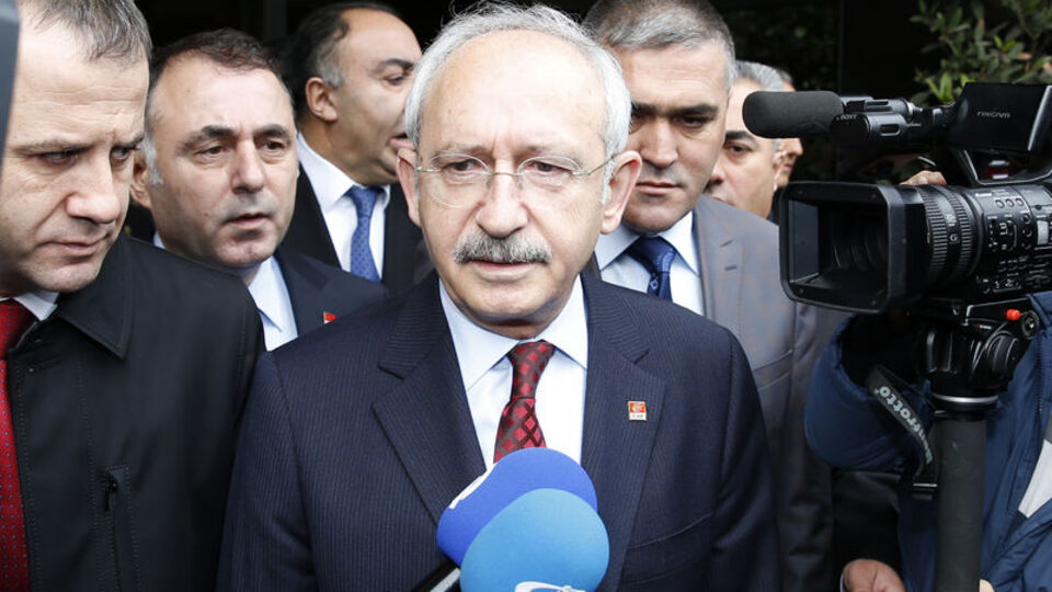 Kılıçdaroğlu Kamer Genç'i hastanede ziyaret etti