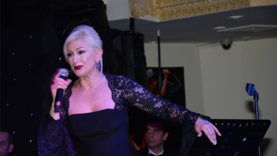 Muazzez Ersoy'un asistanını oğlu sanınca olanlar oldu!