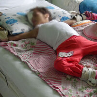 Zarar vermesin diye yatağa bağlıyorlar!