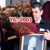 Koç'un tabutundaki sancakta ne yazıyor?