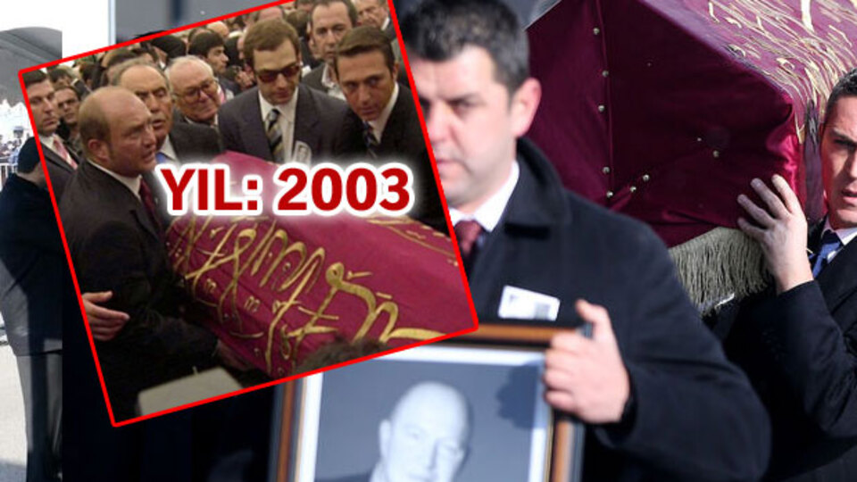 Koç'un tabutundaki sancakta ne yazıyor?