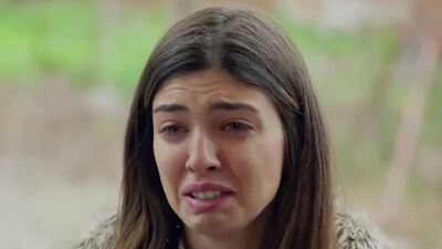 Defne annesini ihbar ediyor!