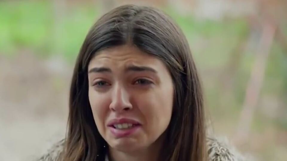 Defne annesini ihbar ediyor!