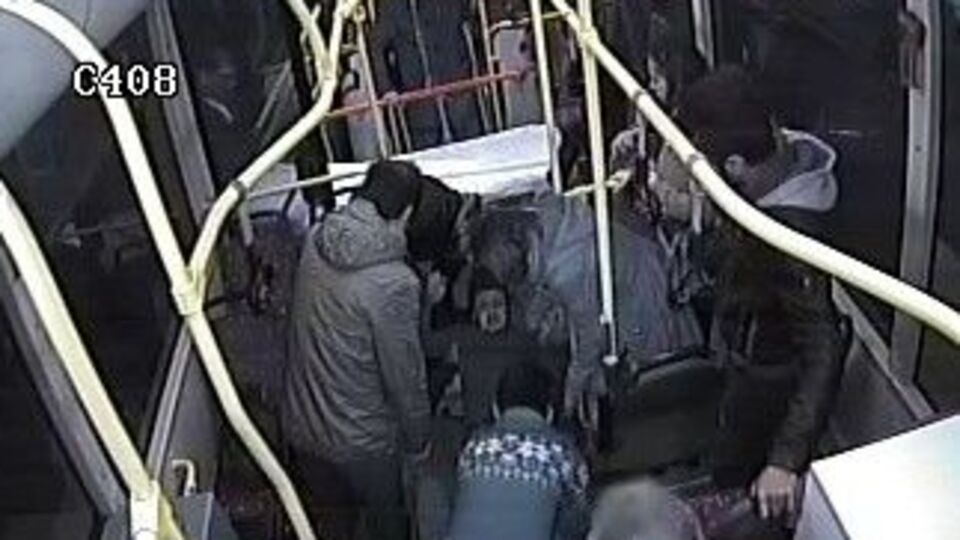 Ne olduğunu şöfor anladı, hemen harekete geçti