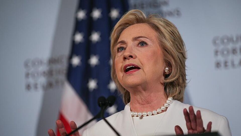 Anketlerde Clinton geri düştü