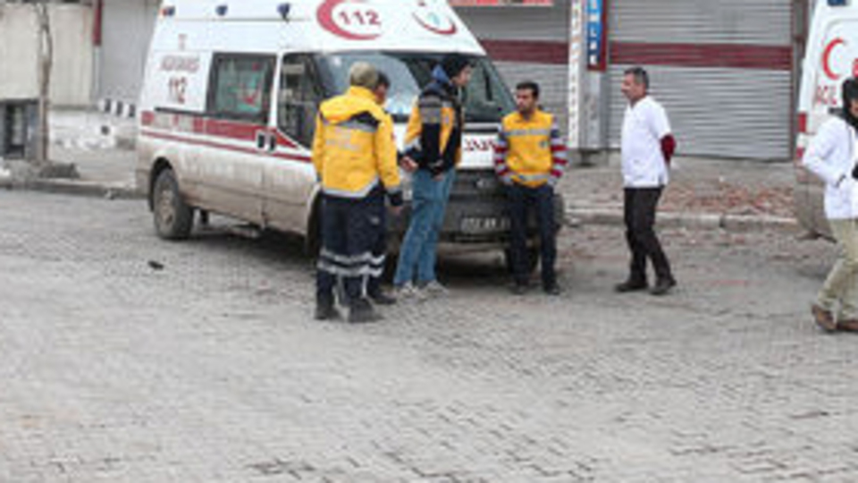 Yaralılarla ambulans arasında 'hendek' var!
