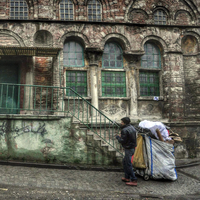 Çocuklarımızın geleceği çöp tenekelerinde