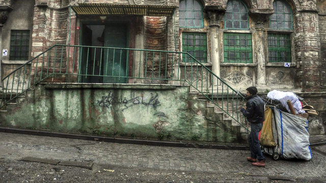 Çocuklarımızın geleceği çöp tenekelerinde