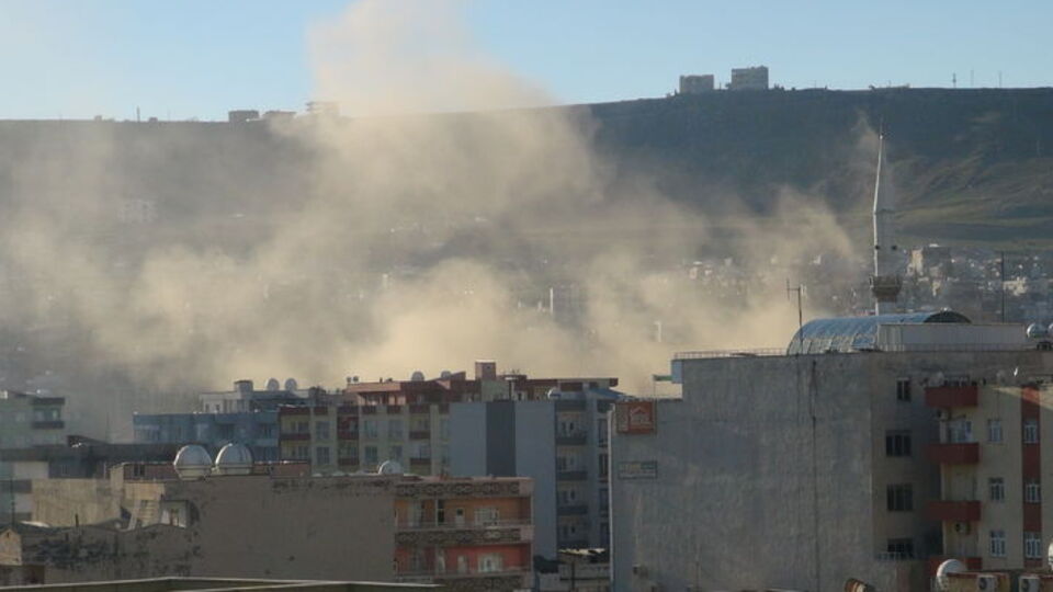 Cizre'de yaralıların bulunduğu binadan güvenlik güçlerine ateş