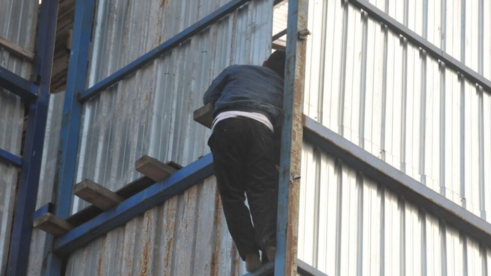 Mısır Çarşısı'nda intihara polis müdahale etti!