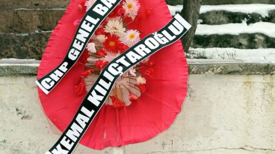CHP'den çelenk kararı