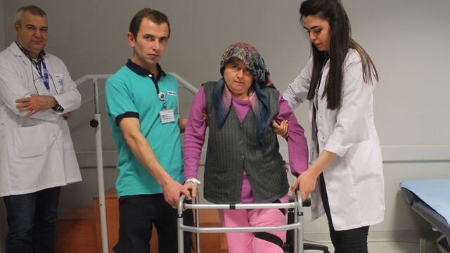 Beyin tümörü nedeniyle 3 ameliyat geçirdi, fizyoterapi ile ayaklandı!