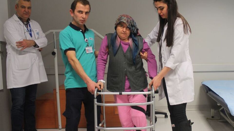 Beyin tümörü nedeniyle 3 ameliyat geçirdi, fizyoterapi ile ayaklandı!