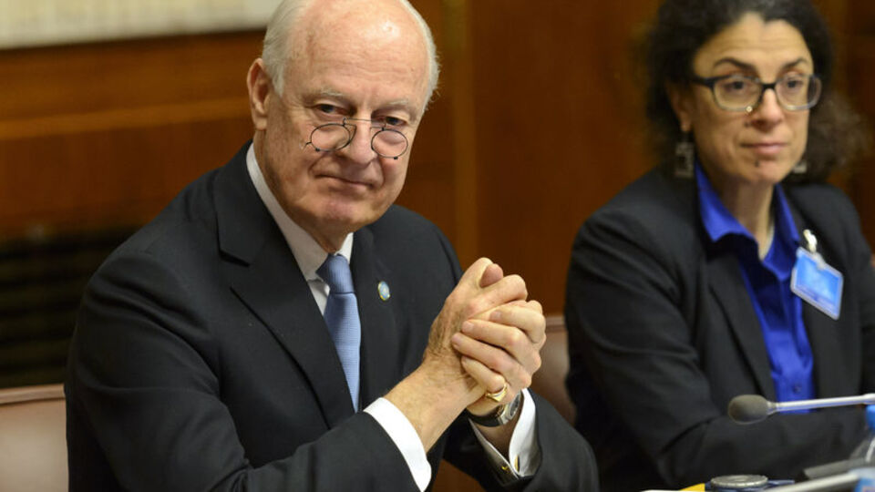 BM temsilcisi onlarla görüşüyor