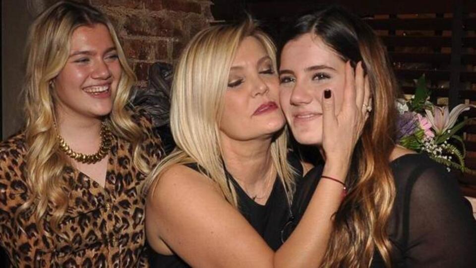 Derya ve Ferhan Şensoy annelerinin doğum gününü kutladı