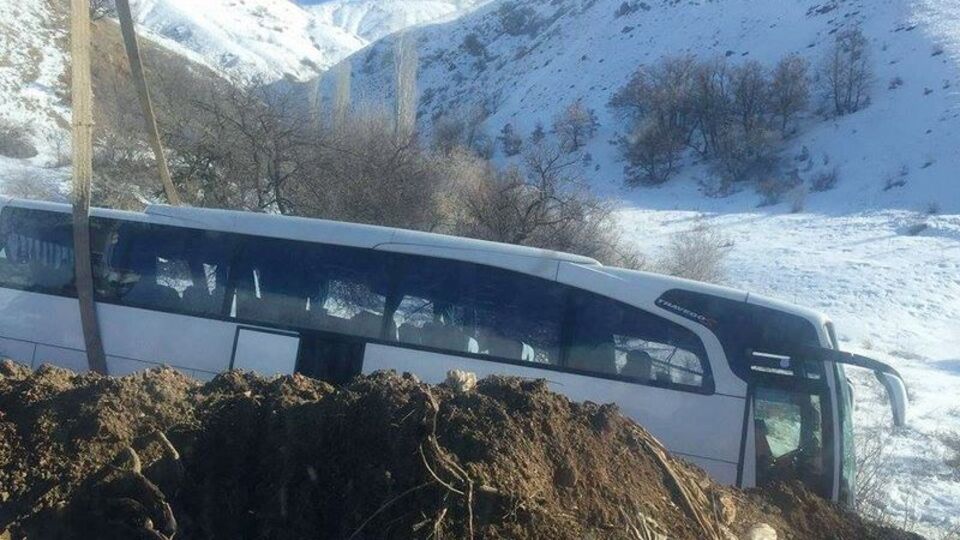 Yolcu otobüsü devrildi: 13 yaralı!