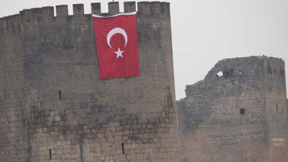 Oraya dev Türk bayrağı asıldı!