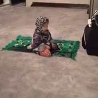 Demet Akalın'ın kızı Hira namaz kıldı