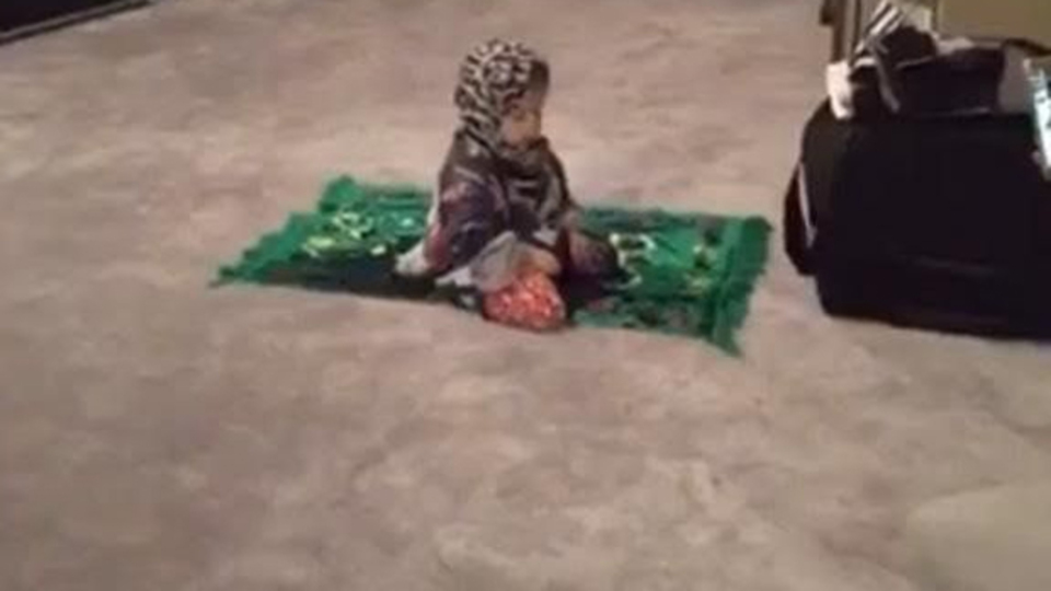 Demet Akalın'ın kızı Hira namaz kıldı