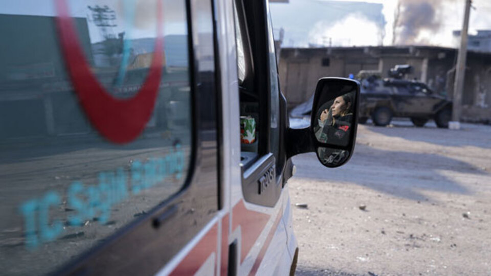 Ambulansların anonslarına ateşle karşılık verdiler