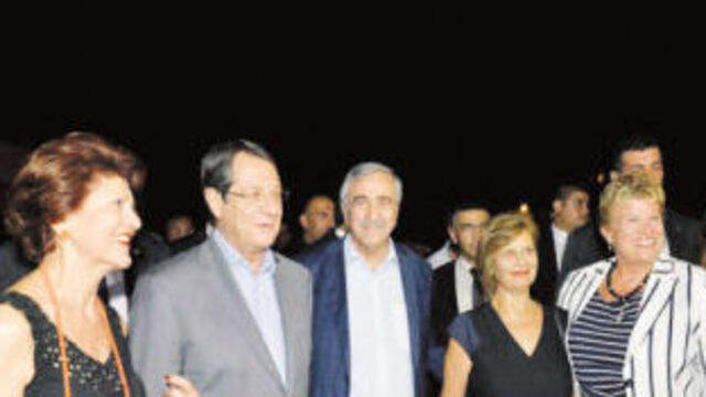 Kıbrıslı lider eşlerinden barışa anlamlı destek